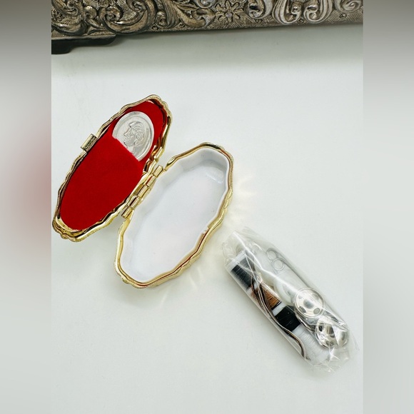 Vintage Floral Gold Metal Sewing Box With Threader - Picture 4 of 11